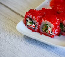 Ролл с угрем и чукой