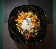Салат куриный с луком фри