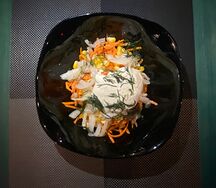 Салат куриный с маринованным луком