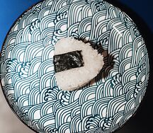 Онигири с тунцом