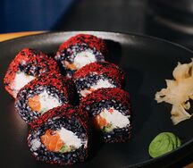 Ролл с черным рисом и лососем