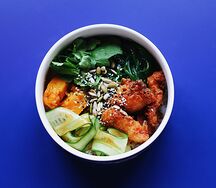 Боул с курицей и карамельной тыквой