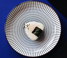 Онигири с лососем