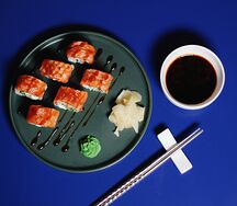 Ролл с карамелизированным лососем