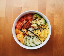 Поке с лососем и такуаном