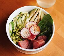 Поке с тунцом и авокадо