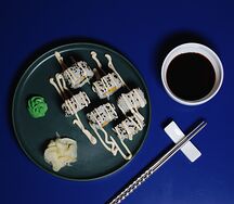 Ролл с креветкой и манго