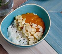 Каша рисовая с соусом манго-маракуйя