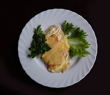 Куриное филе, запеченное с помидором и сыром