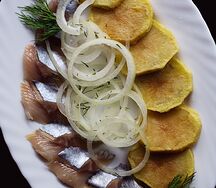 Сельдь с картофелем и маринованным луком