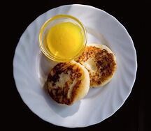 Сырники с творогом и изюмом