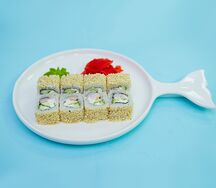 Ролл с тигровой креветкой в кунжуте