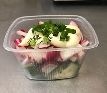 Cалат с редисом и огурцами
