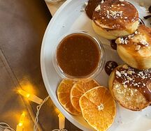 Сырники с бананом и карамелью