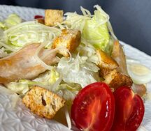 Салат цезарь с курицей