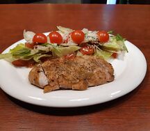 Куриное филе с овощным салатом