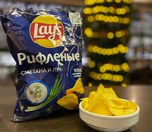 Чипсы Lays рифленые Сметана и лук