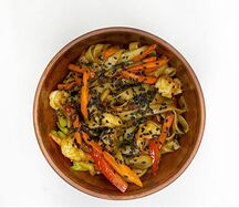 Вок с овощами и креветками
