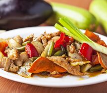 Куриная грудка с овощами