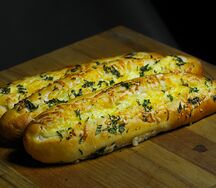 Багет с сыром, чесноком и зеленью