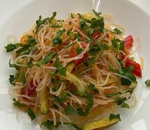 Салат из фунчозы с овощами