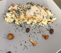 Запечённая грудка с опятами и корнишонами