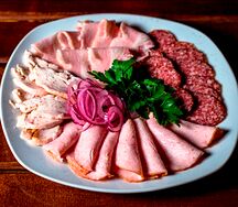 Нарезка из мясных деликатесов
