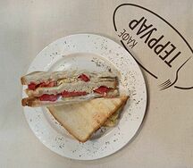 Сэндвич с сыром и томатами