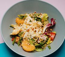 Салат с мандарином и цветочным соусом