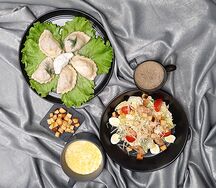 Цезарь с курицей, сырный суп, подкоголи с мясом