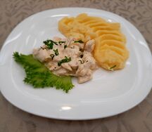 Куриное филе в сливочном соусе с картофельным пюре