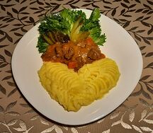 Гуляш из говядины с картофельным пюре и солёным огурчиком