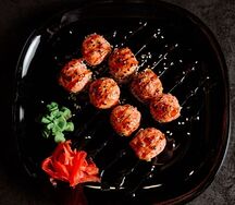 Роллы запеченные с лососем