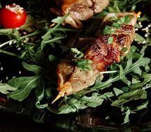 Брошет с говяжьей вырезкой и беконом