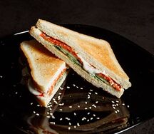 Сэндвич с пепперони и огурцом