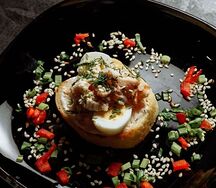 Брускетта с перепелиным яйцом и копчёным цыплёнком