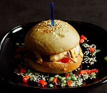 Мини бургер с котлетой и сырным соусом