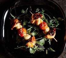 Брошет с шампиньонами, сыром моцарелла и черри