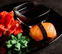 Суши с лососем