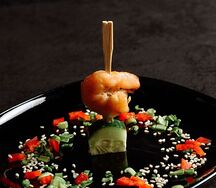 Канапе с тигровой креветкой и огурцом