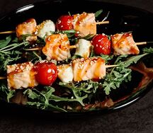 Брошет с сёмгой, сыром моцарелла и томатами черри