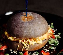 Мини бургер с беконом и соусом тар тар