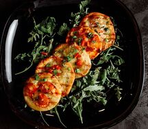 Мини пицца с беконом и базиликом