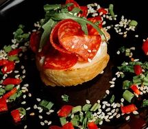 Брускетта с пепперони и творожным кремом