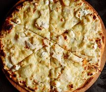 Пицца с копченым цыпленком и ананасом