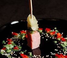 Канапе с ананасом и ветчиной