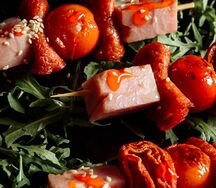 Брошет с пепперони, ветчиной и томатами черри