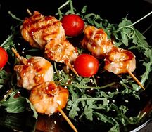 Брошет с куриным филе бедра, тигровой креветкой и беконом