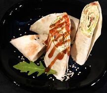 Рулетики из лаваша с говядиной и шампиньонами