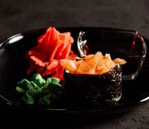 Гункан с лососем